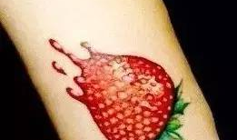 网红纹身吃瓜,吃瓜群众热议不断